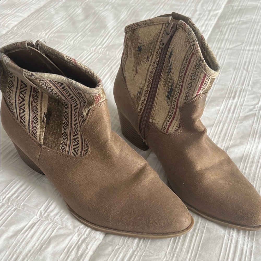 Unlisted by Kenneth Cole Tan Patterned Ankle Boots